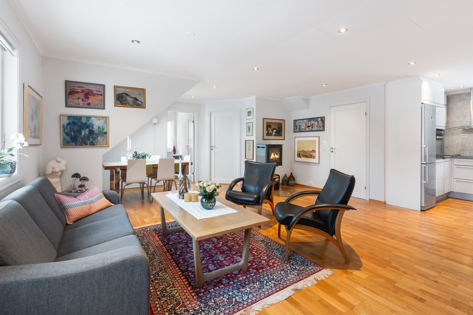 Romslig stue/kjøkken Galleribilde