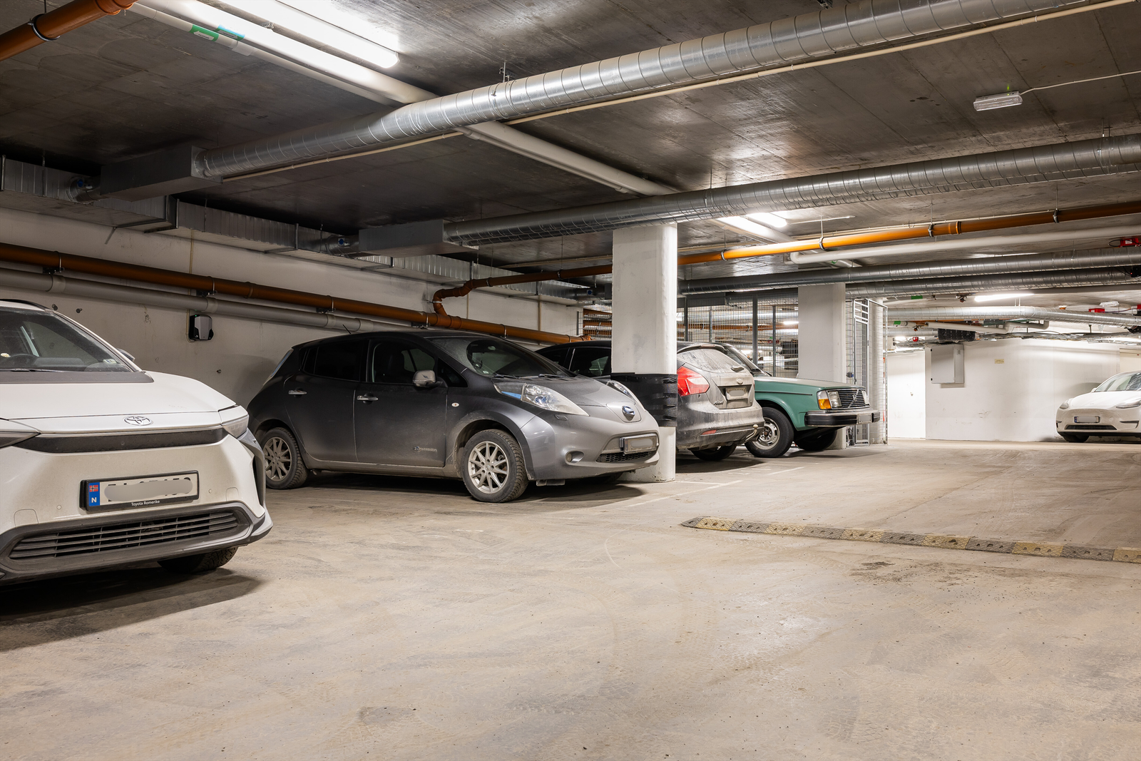 Plasseringen er veldig ideell ettersom den står godt inne i anlegget i oppvarmet garasje, og kort vei til heis/oppgang. Muligheter for elbil lader. Galleribilde