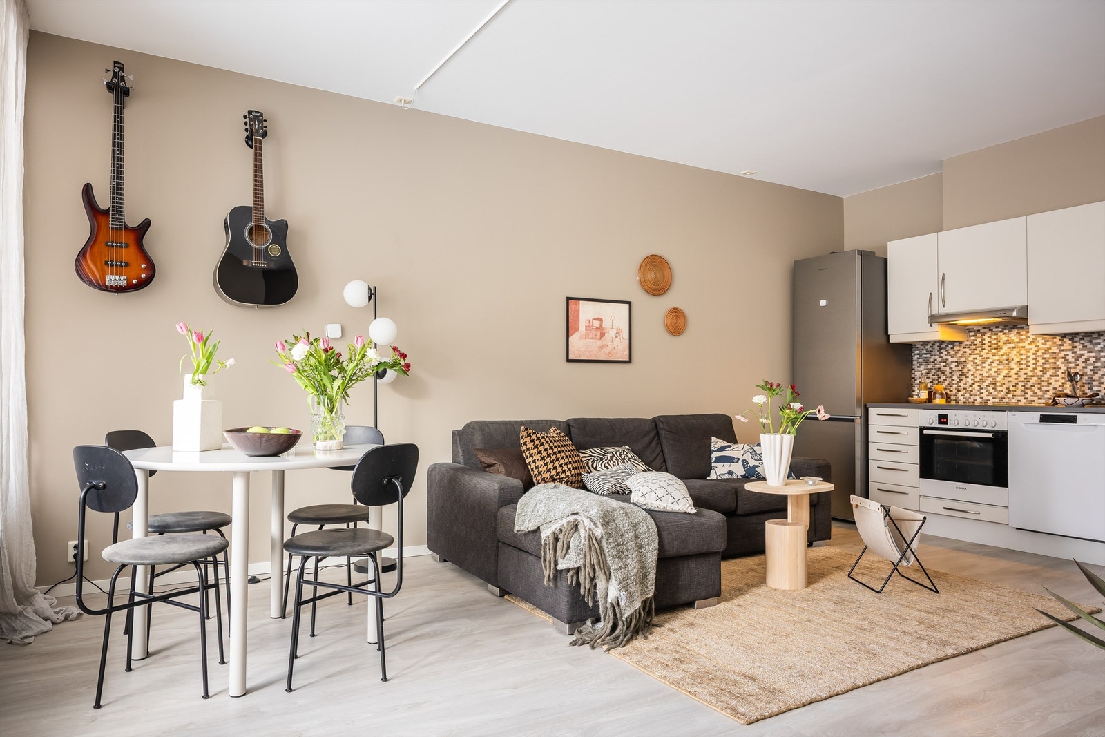 Kjøkkenet er holdt i en sosial åpen løsning mot stuen der du har god kommunikasjon med gjestene mens middagen lages. Galleribilde