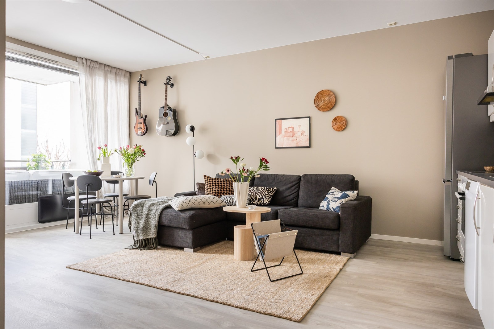 Det kan fristes med store vindusflater, god takhøyde, samt utgang til balkongen som sørger for gode innvendige lysforhold og en luftig romfølelse! Galleribilde