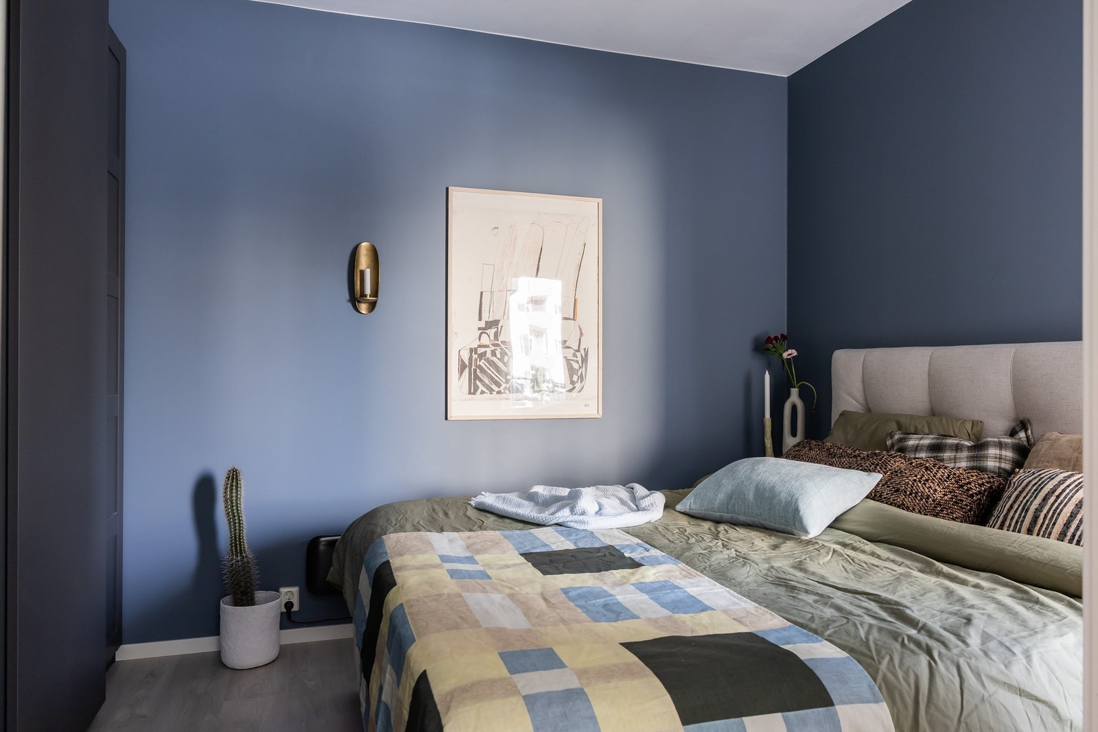 Soverommet er malt i avslappende farger, det er god plass til dobbeltseng, nattbord og øvrig møblement. Galleribilde