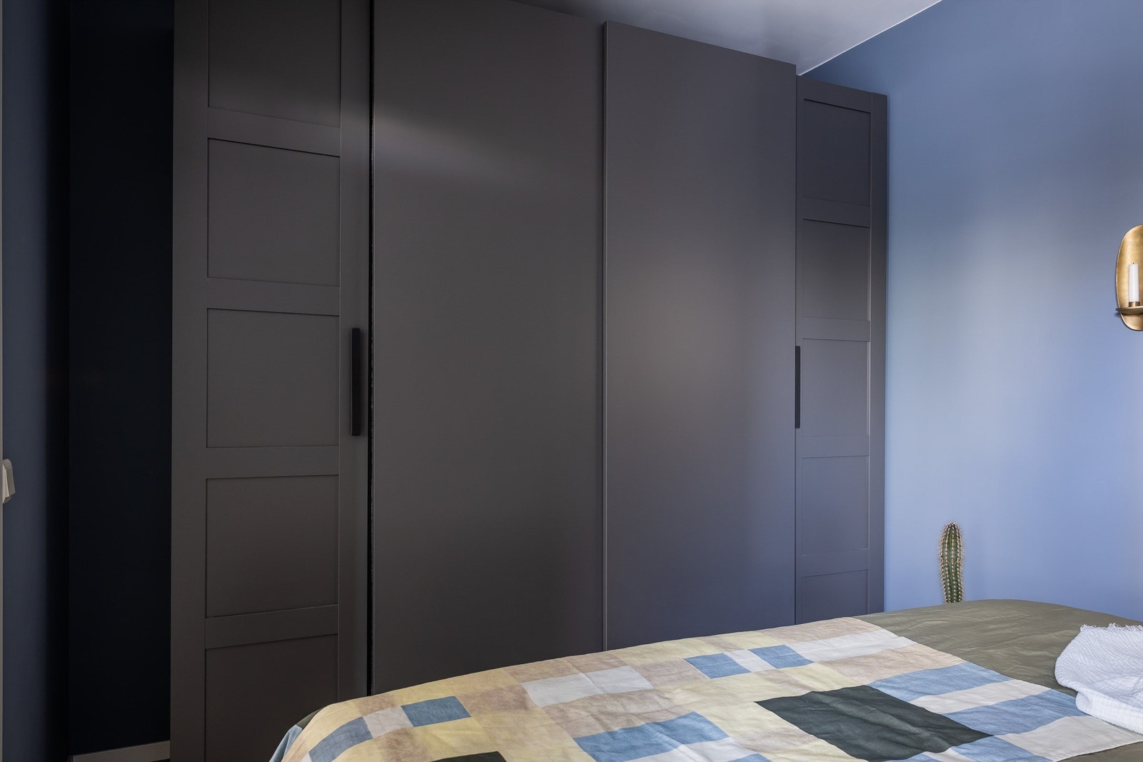 God plass til klær og diverse tilbehør i stort garderobeskap. Galleribilde