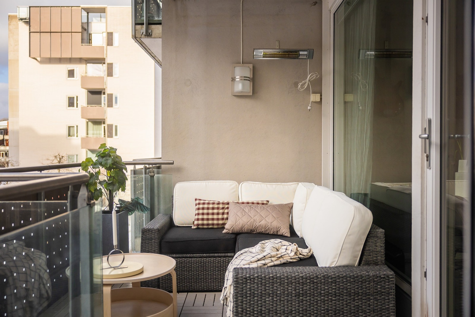 Her er det god plass til sittegruppe, grill (elektrisk/gass er tillatt), samt diverse beplantning. Galleribilde