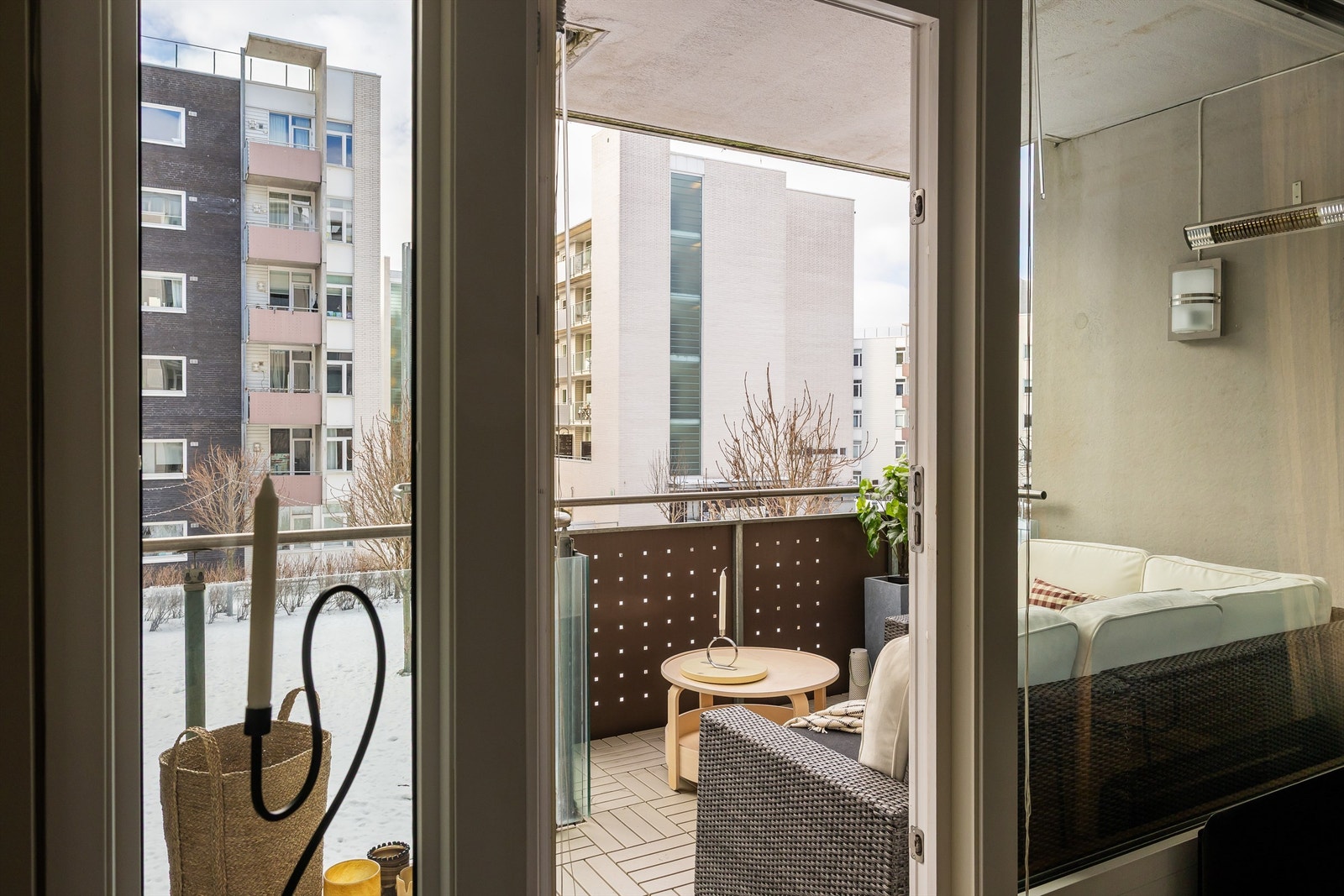 Utgang fra stuen til vestvendt balkong på ca. 8 m², med herlig utsyn over fellesarealer. Galleribilde