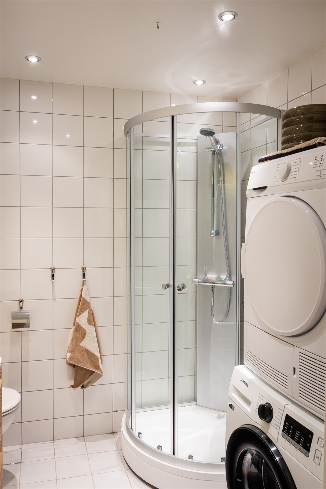 Dusjkabinett er satt inn i nåværende eiers botid. Det er opplegg for vaskemaskin på badet, nåværende eier har etablert en vaskesøyle med tørketrommel også. Galleribilde