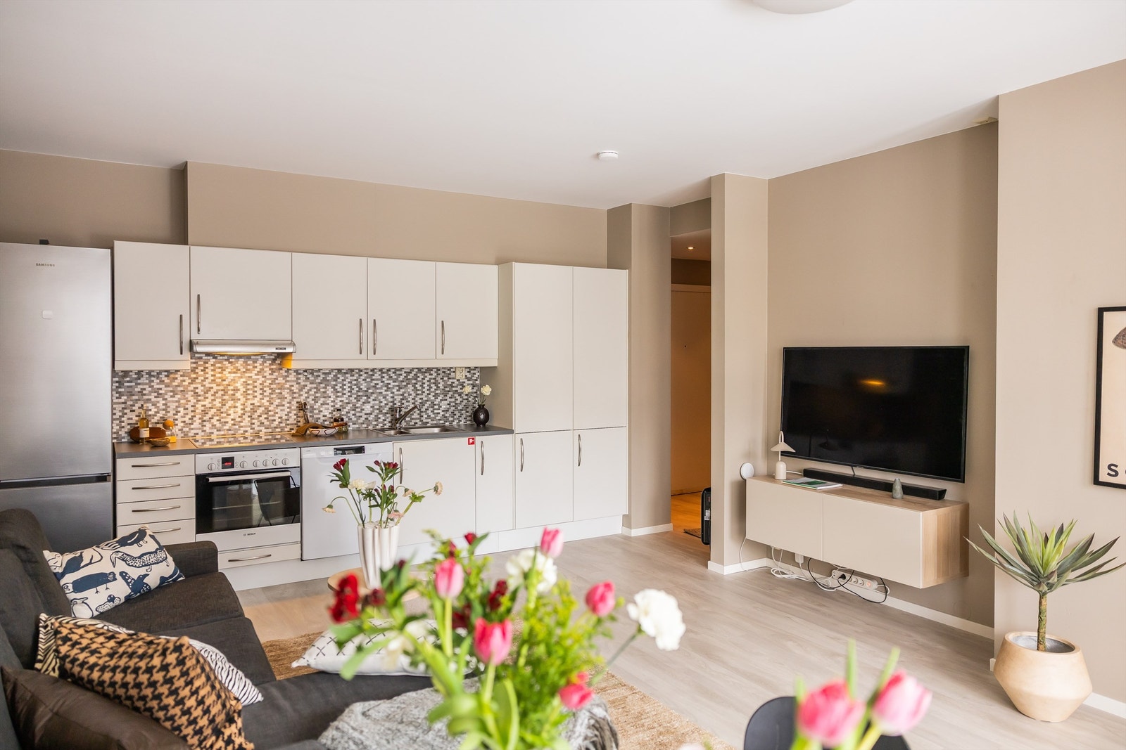 Stekeovn og platetopp, samt kjøle- og fryseskap er sømløst integrert i innredningen. Det er rikelig med oppbevaringsplass i både skuffer og skap. Galleribilde