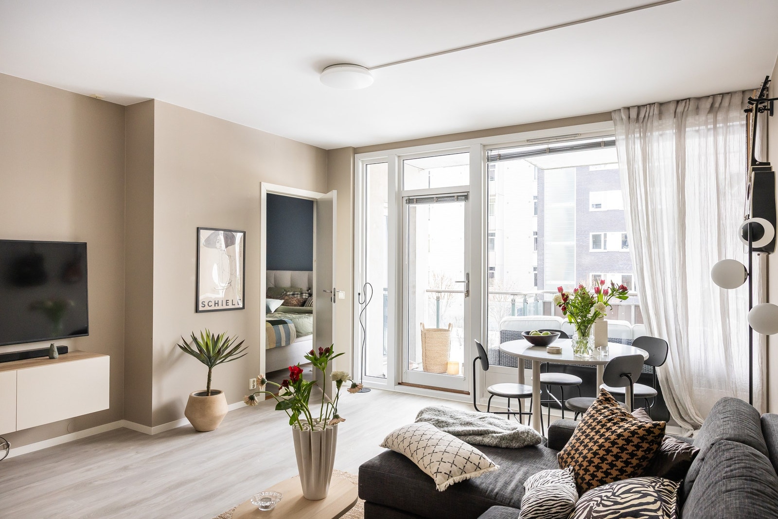 Her har du god plass til sofagruppe, tv-seksjon, spisebord og annet ønsket møblement. Galleribilde