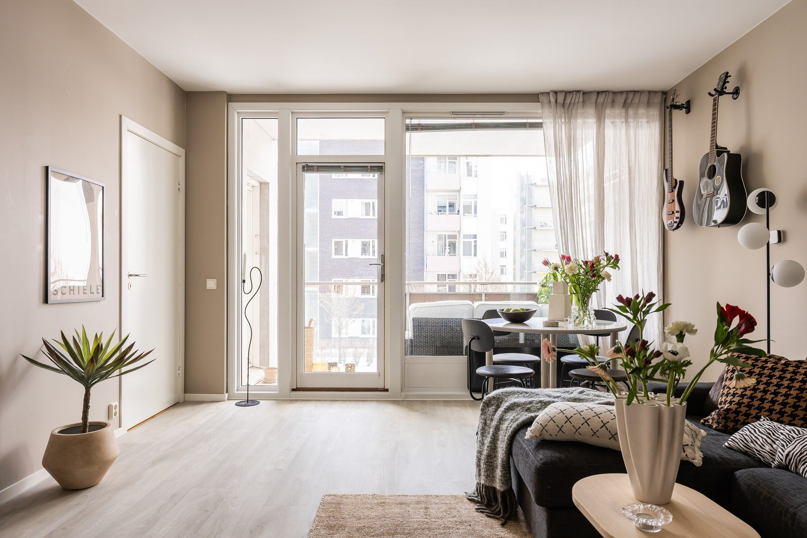 Lys og pen stue med malte veggflater og nytt laminatgulv i 2023. Galleribilde