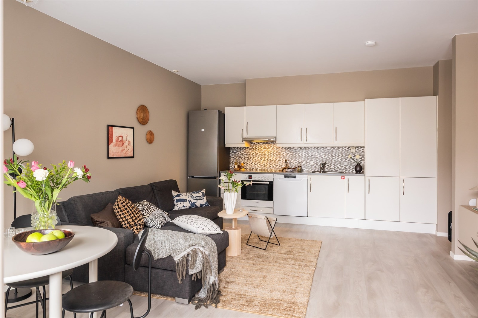 Kjøkkeninnredningen har glatte fronter og laminat benkeplate med nedfelt vask. Det er mekanisk avtrekk via sentralt avtrekksanlegg i bygget. Galleribilde