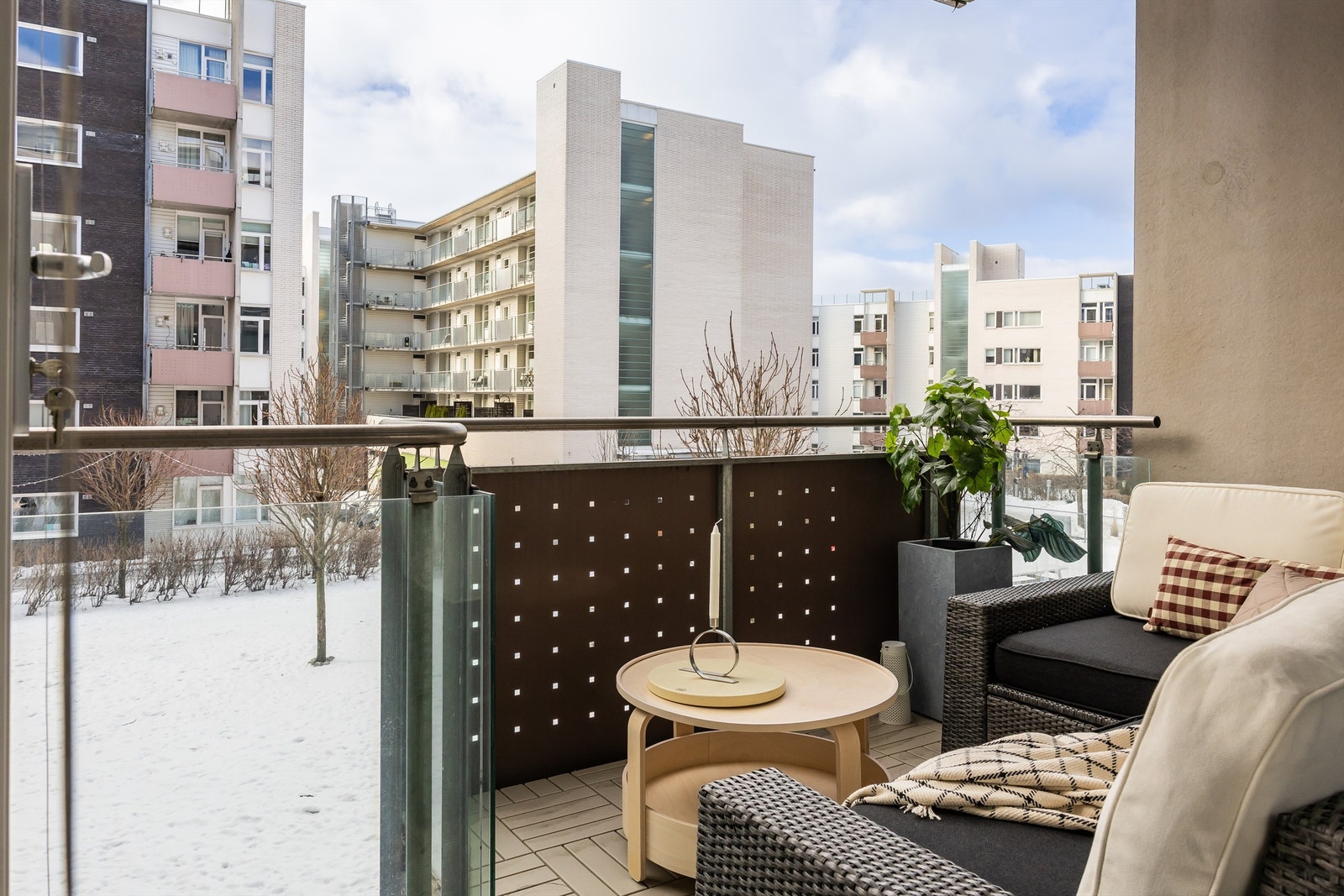 I tillegg til balkong finnes det også en stor, felles takterrasse til glede for beboerne med svært gode solforhold og flott utsikt over byen! Galleribilde