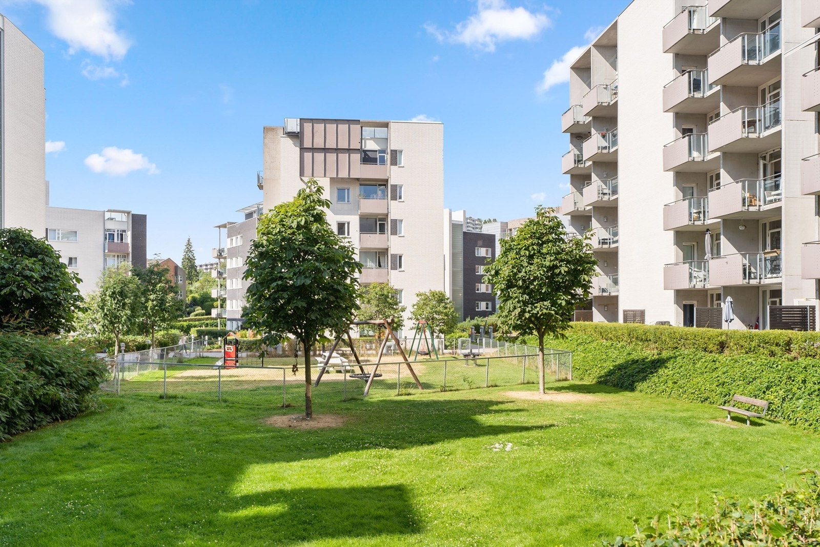 Grønn og vakker bakgård på sommerhalvåret. Galleribilde
