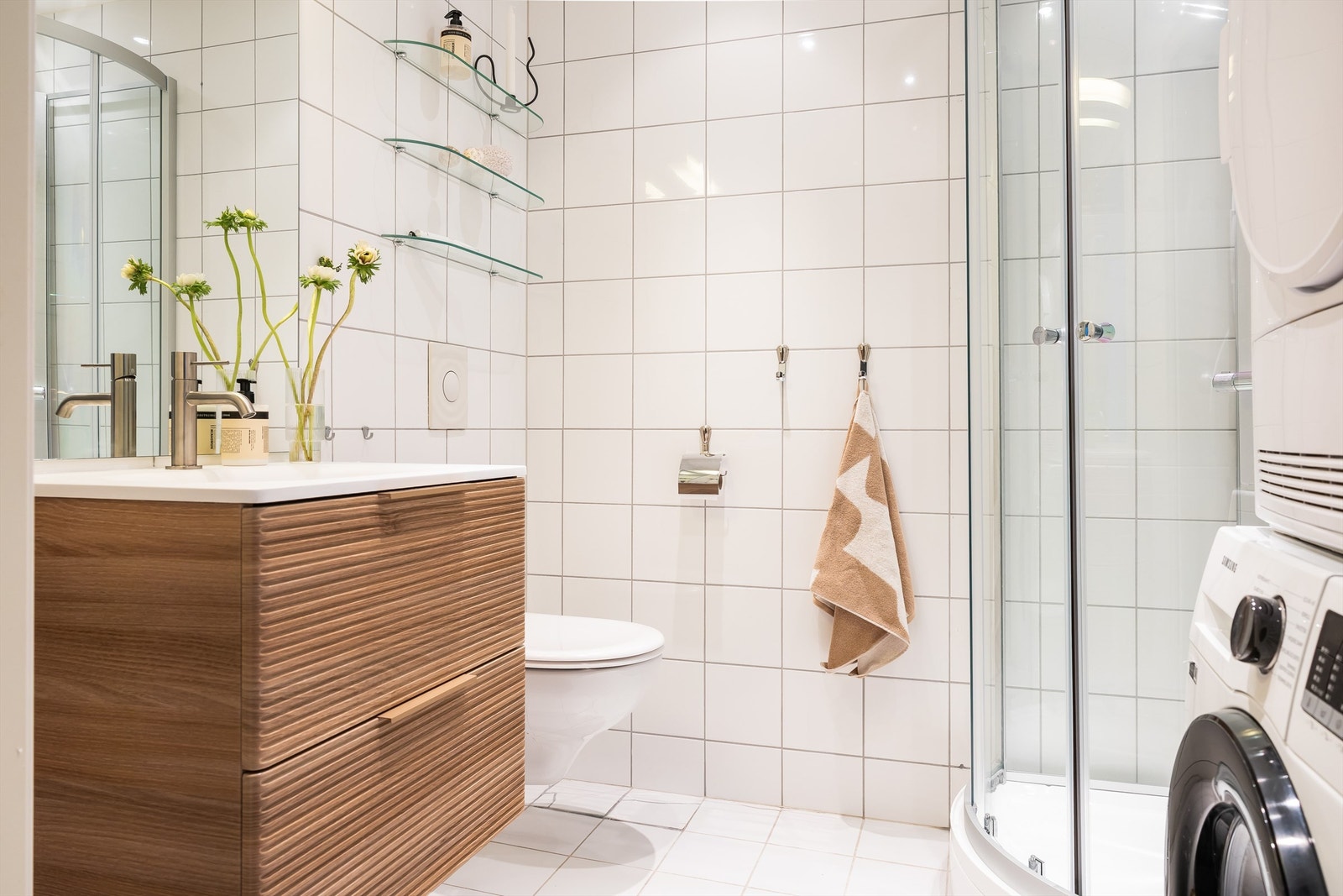 Lyst, flislagt baderom med hovedkonstruksjoner fra byggeårene. Lekkert servantskap nytt i 2026. Galleribilde