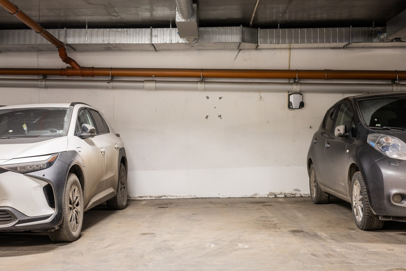 Selger eier parkeringsplass i garasjeanlegget til sameiet, merket nr. 208. Opsjon for kjøp av parkeringsplass er på kr 400.000,-. Galleribilde