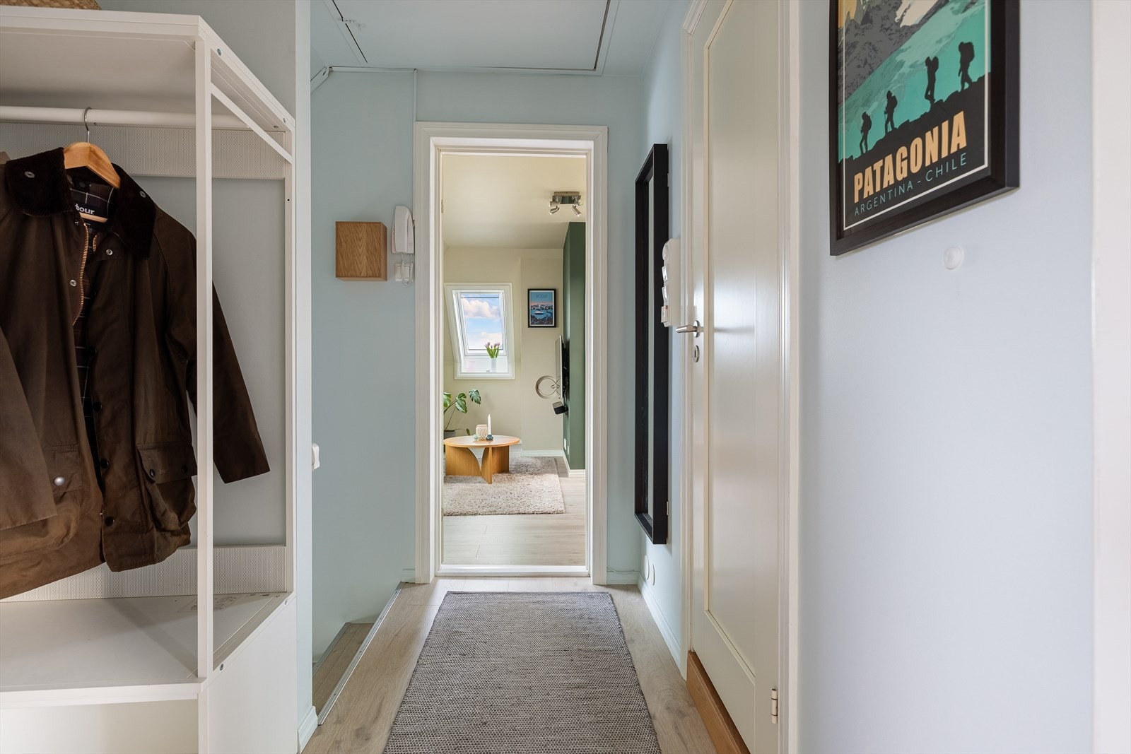 Her er det plass til garderobeløsning og oppbevaring, slik at du enkelt kan holde det ryddig og oversiktlig fra første steg inn døren. Galleribilde