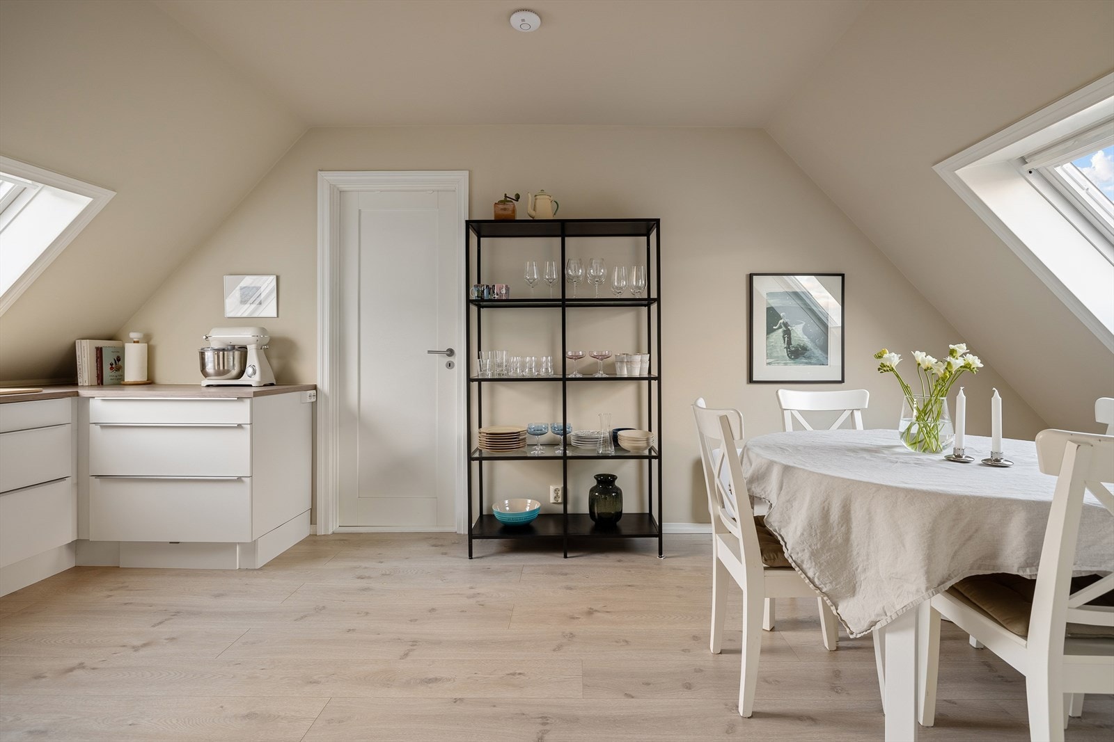 Gulvene ble oppgradert i 2017 og bidrar til et helhetlig og moderne uttrykk i boligen. De lyse flatene forsterker romfølelsen og gir et stilrent preg som passer de fleste interiørstiler. Galleribilde