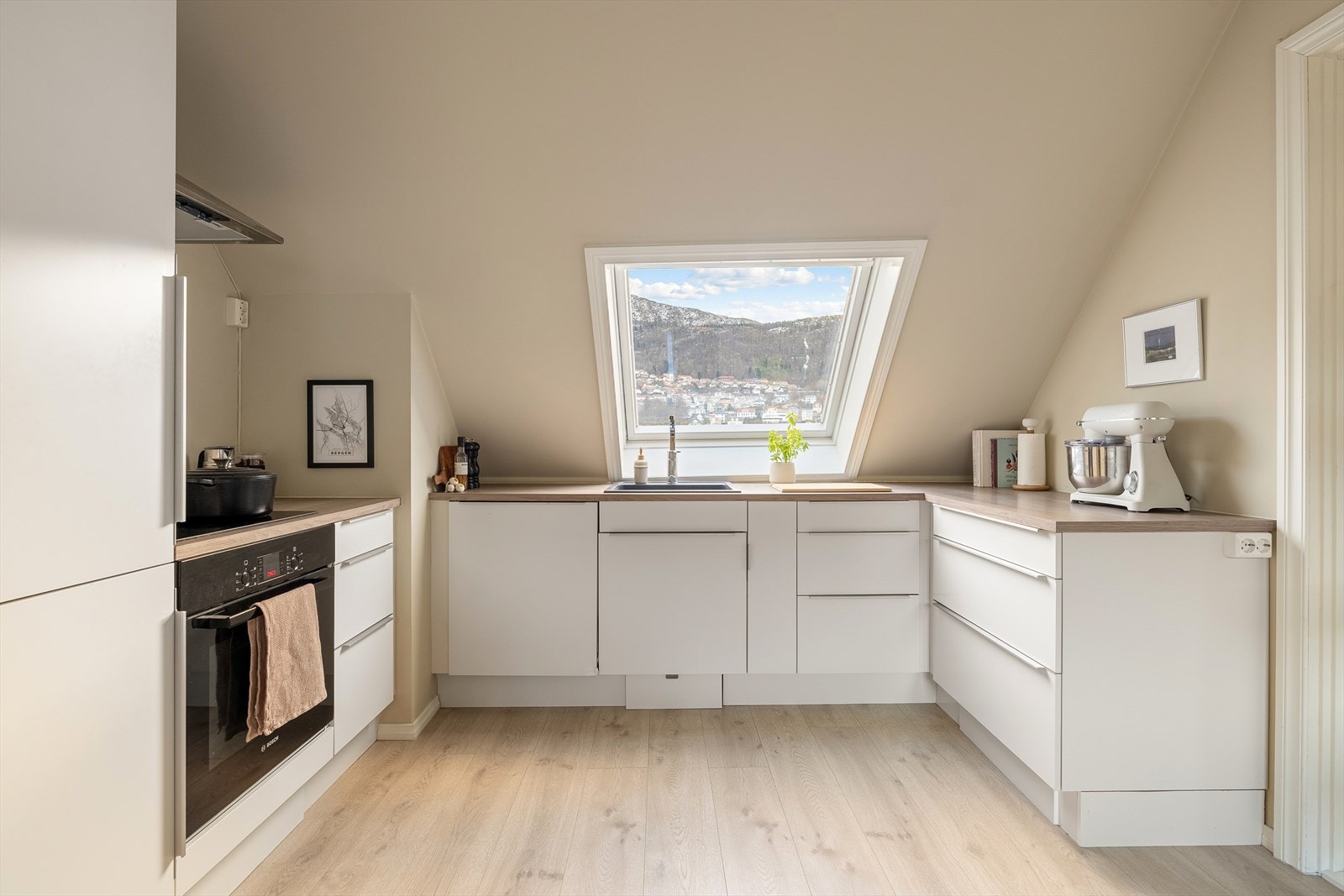 Kjøkkenet ligger i eget rom og gir en naturlig adskillelse mellom matlaging og oppholdsrom - en løsning mange setter stor pris på i hverdagen. Galleribilde