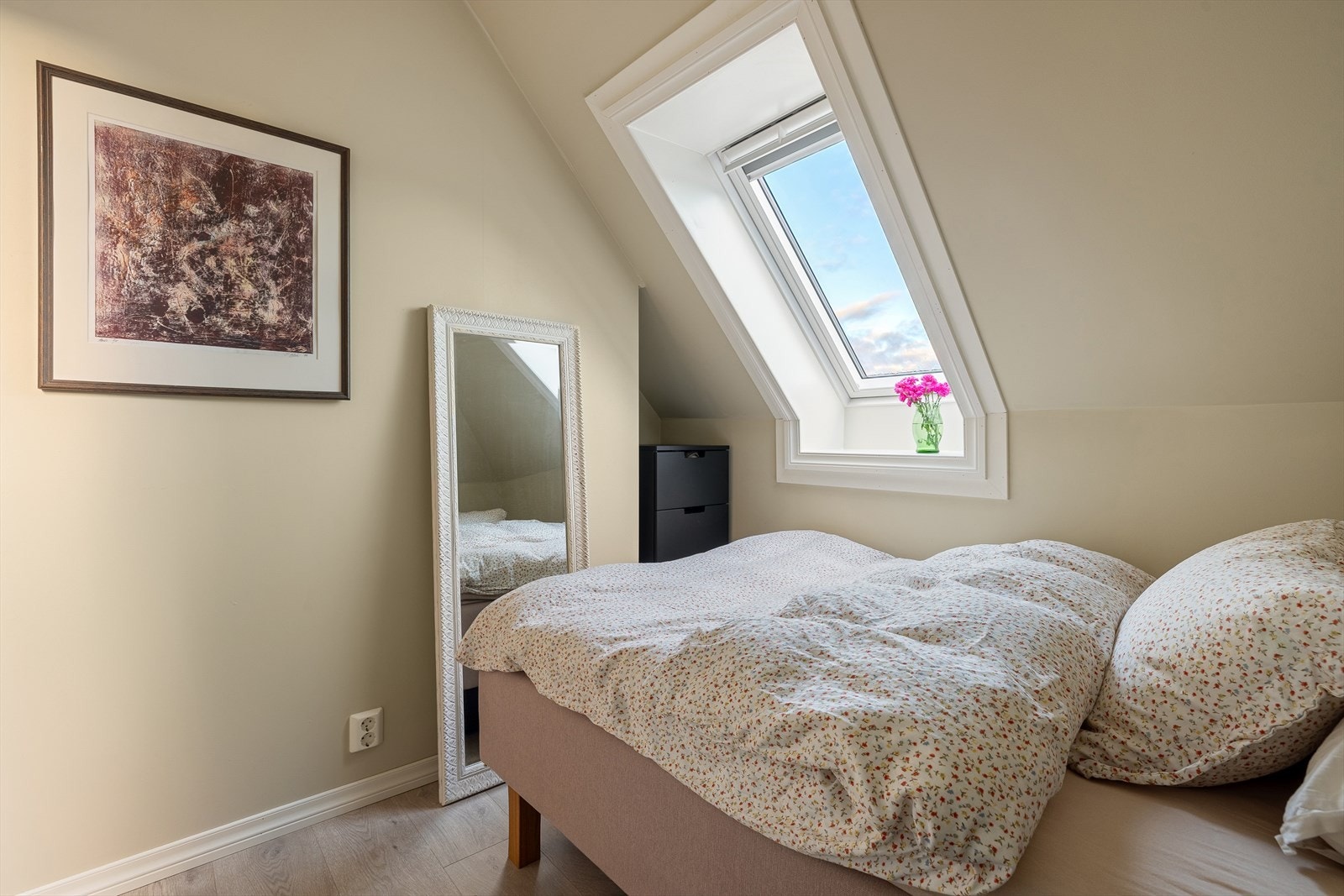 Rommet er godkjent for varig opphold, men vindusflaten tilfredsstiller ikke dagens krav til størrelse for soverom. Rommet egner seg derfor godt som kontor, gjesterom eller hobbyrom, avhengig av behov. Galleribilde