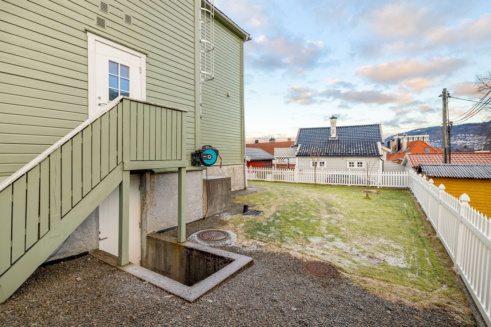 Uteplassen oppleves som et hyggelig samlingspunkt - perfekt for sommerdager, kaffekopp i solen og uformelle nabolagstreff. Galleribilde