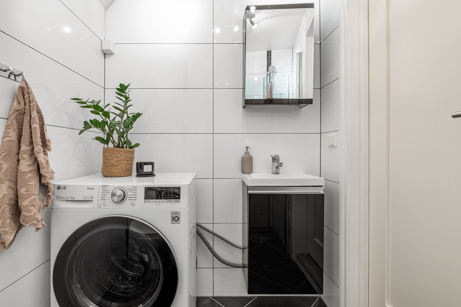 Badet har plass og opplegg for vaskemaskin. Det er selvsagt varmekabler i gulvet. Galleribilde