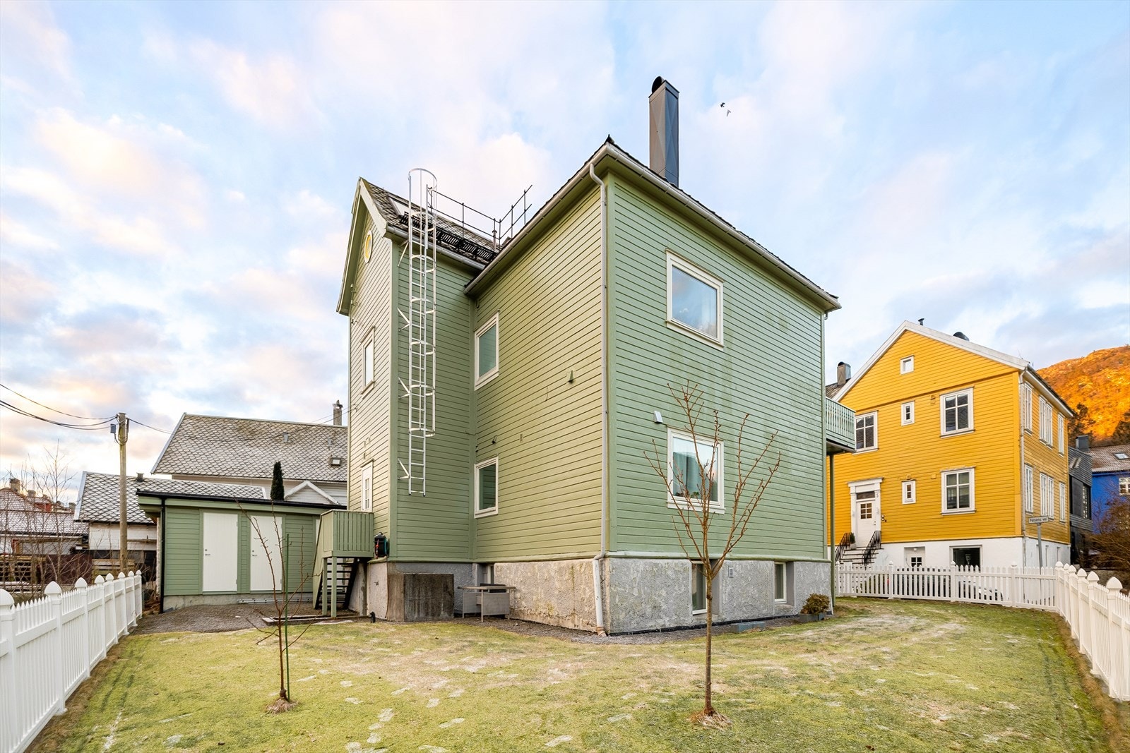 Med leiligheten følger en ekstern bod på ca. 4,8-5 kvm (BRA-e) - ideelt for sportsutstyr og "alt det som ikke skal stå fremme". Galleribilde