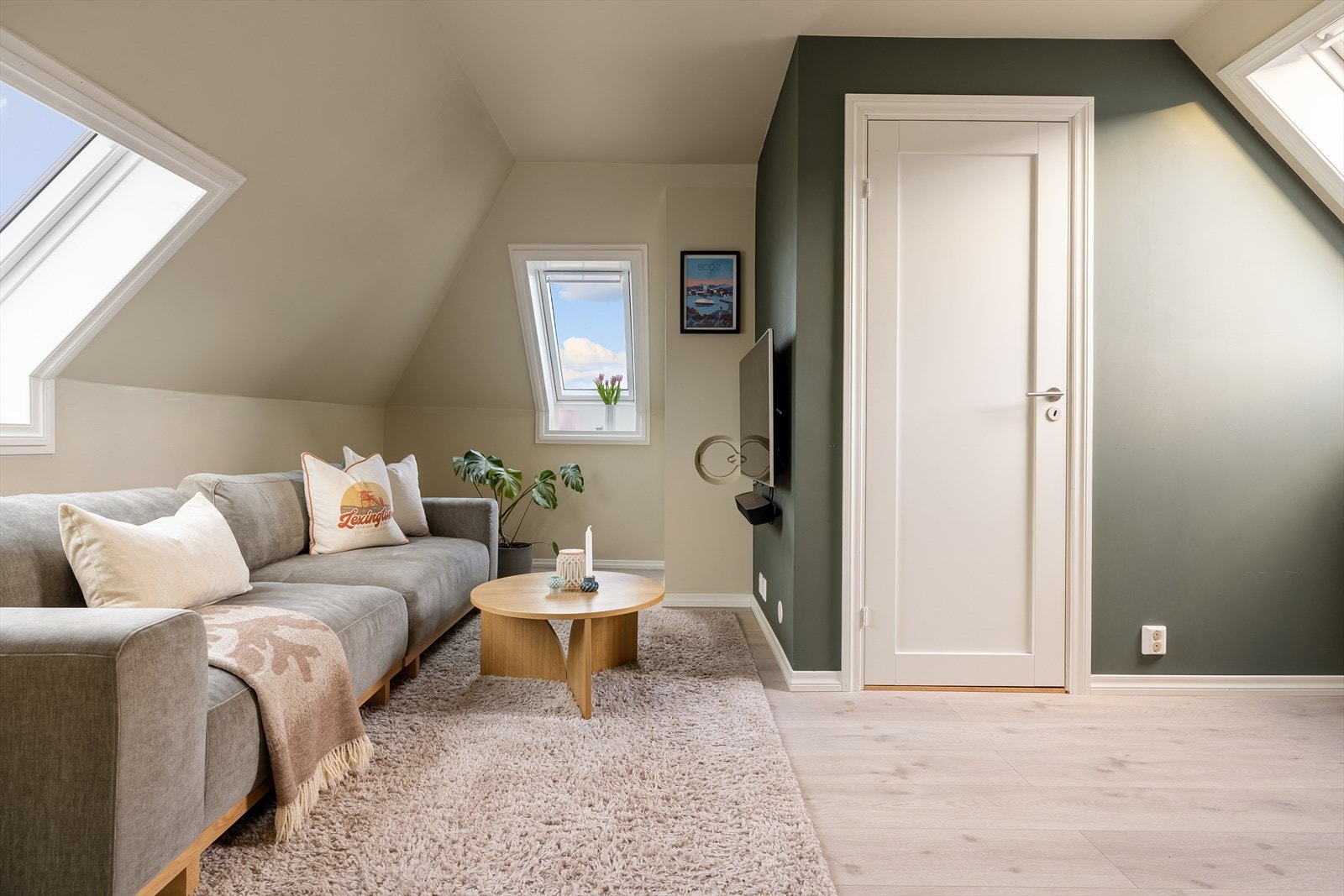 Stuen oppleves luftig og innbydende, med gode møbleringsmuligheter. Galleribilde