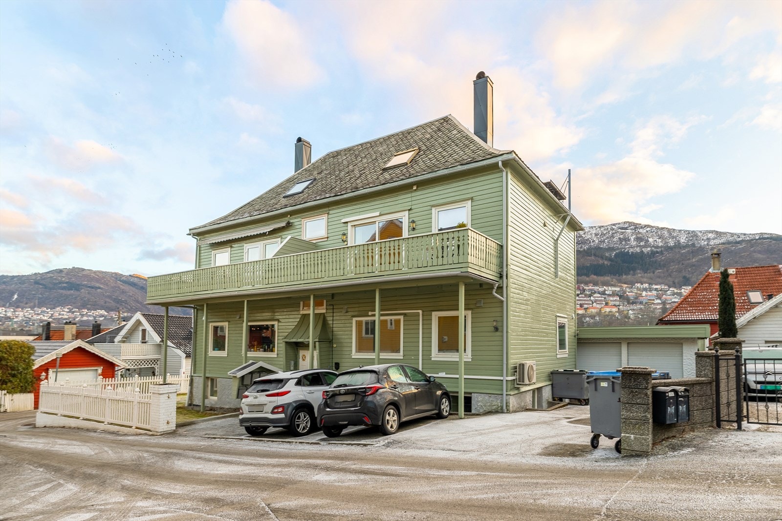 Felleskostnader ca. kr 1 800,-/mnd (inkl. bl.a. forsikring, strøm fellesareal og avsetning til vedlikehold). Galleribilde