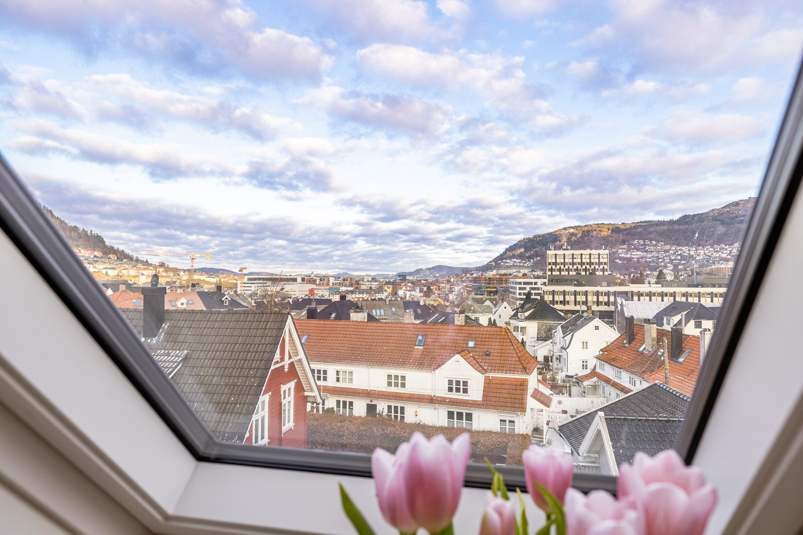 De store vindusflatene slipper inn rikelig med dagslys og bidrar til en lys og romslig totalopplevelse. Selger opplyser at de fleste vinduene er skiftet i 2025/2026. Galleribilde