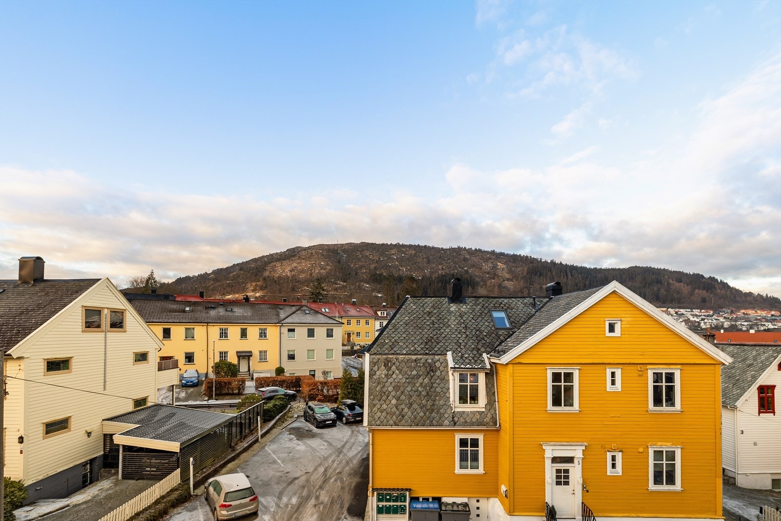 Området rundt Kronstad/Minde er kjent for sitt hyggelige bomiljø og nærheten til både byliv og flotte turområder. Med Byfjellene, Ulriken og Løvstakken i nærheten får du gode muligheter for friluftsliv - samtidig som sentrum er kun en kort tur unna. Galleribilde