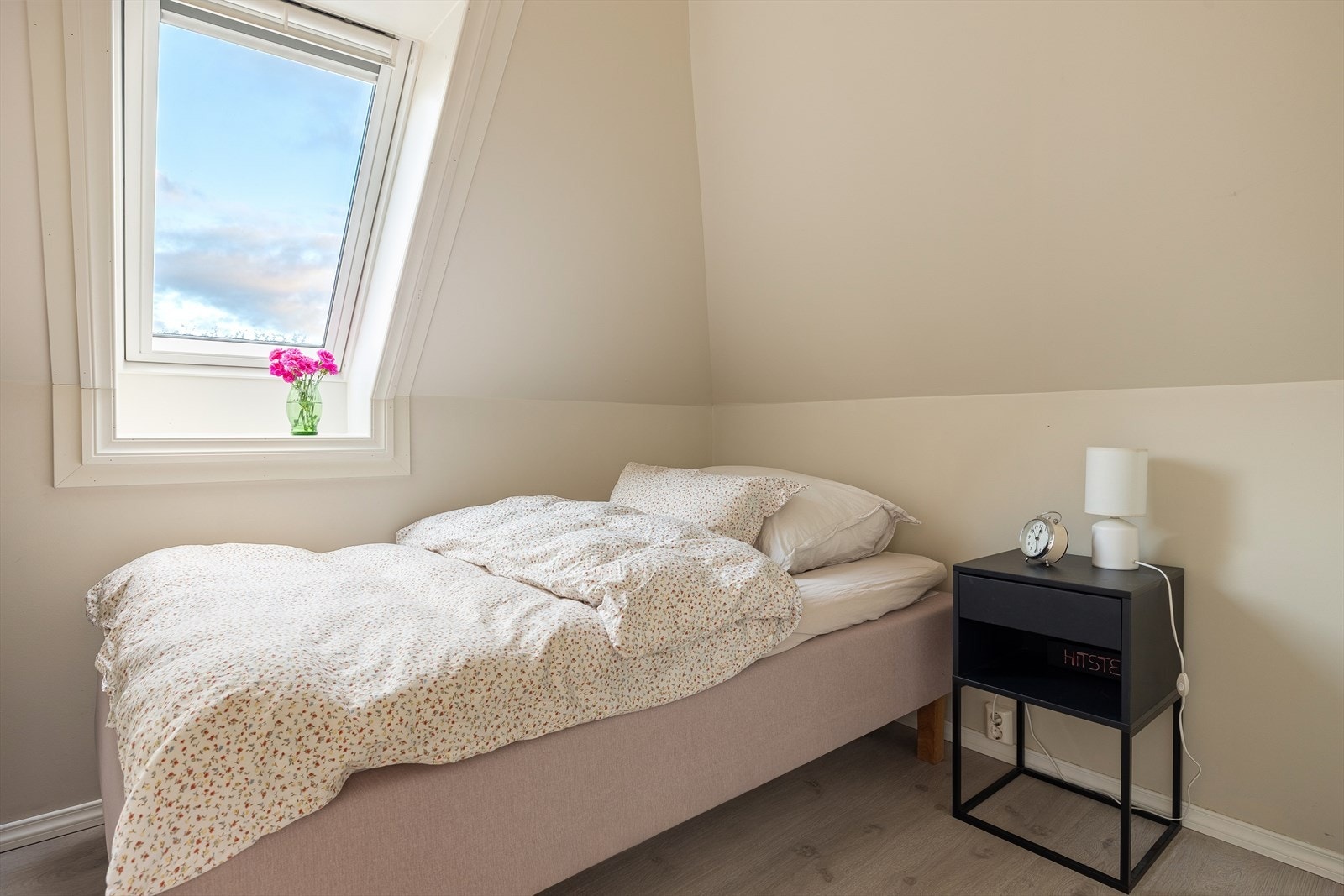 Boligens ekstra rom gir fleksible bruksmuligheter og kan benyttes som gjesterom, kontor eller hobbyrom - tilpasset dine behov og livssituasjon. Galleribilde