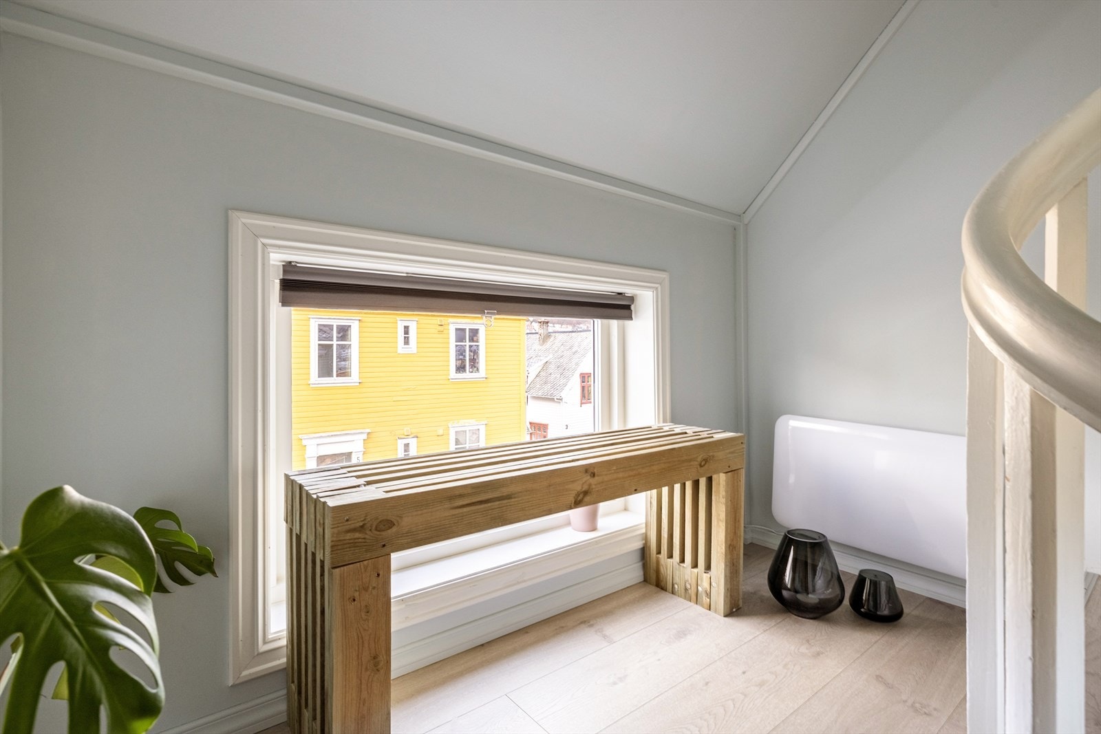 Entré/gang med naturlig plass til garderobeløsninger - praktisk når du vil ha det ryddig fra første steg inn. Galleribilde