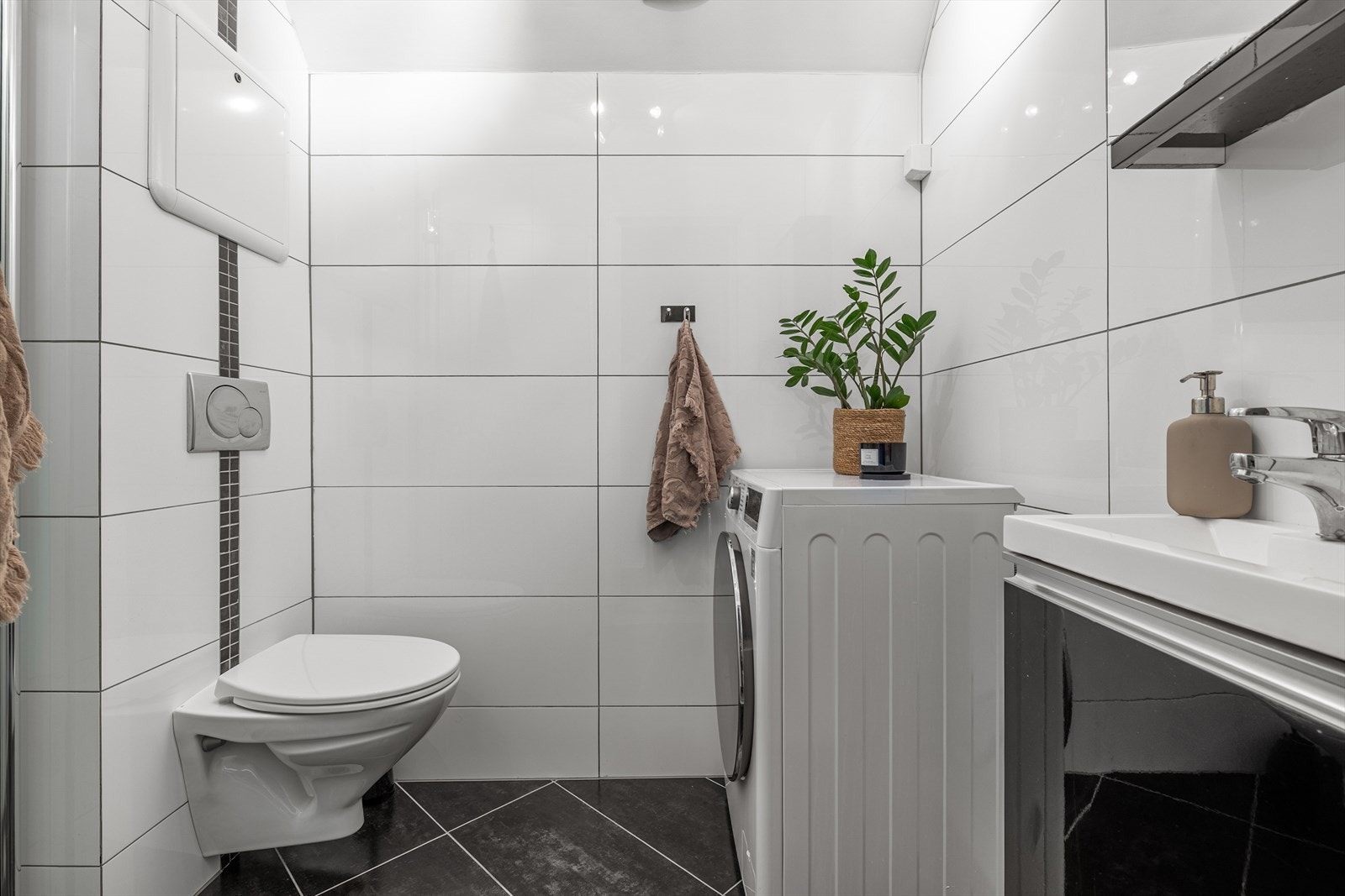 Badet har en funksjonell utforming. Rommet fremstår praktisk og arealeffektivt, med plass til det man trenger i en sentral byleilighet. Galleribilde