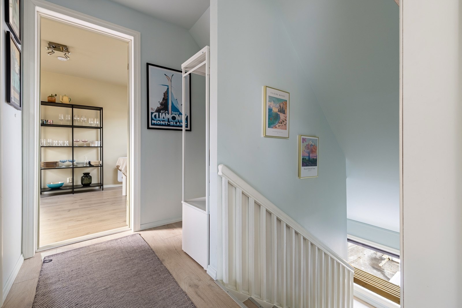 Alle rom er malt i lyse og innbydende toner, som gir boligen et moderne og harmonisk uttrykk. De lyse overflatene forsterker følelsen av romslighet og gjør det enkelt å sette sitt eget preg med møbler og interiør. Galleribilde