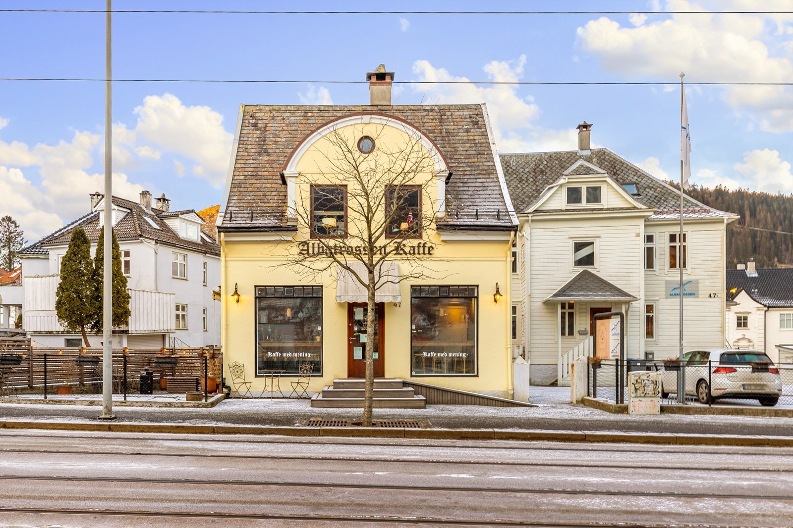 Like i nærheten finner du populære Albatrossen kafé - et hyggelig nabolagssted hvor du kan nyte god kaffe, lunsj og bakst i avslappede omgivelser. Perfekt for en rolig helgefrokost eller en uformell møteplass med venner. Galleribilde