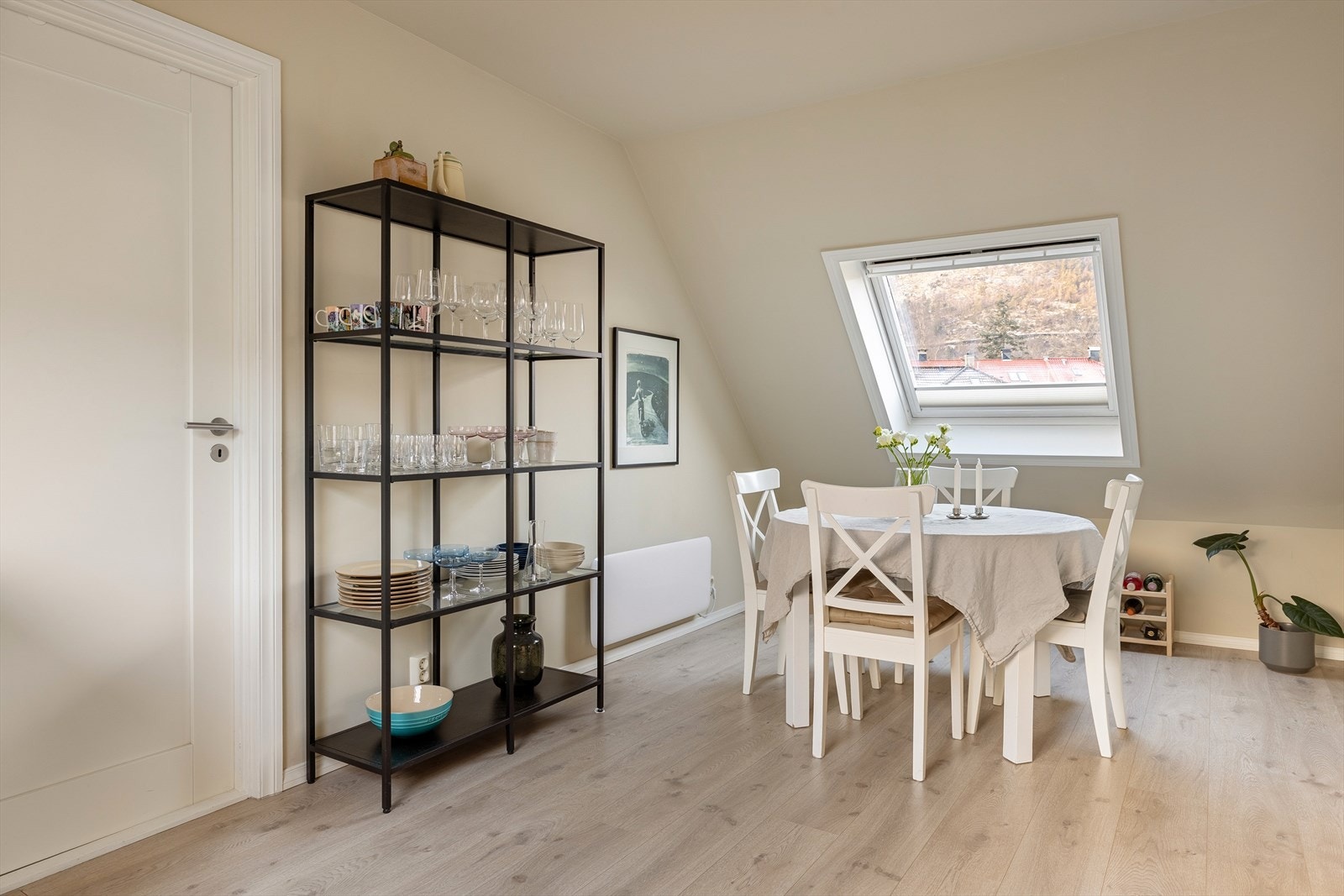 Det er plass til stort spisebord, noe som gjør kjøkkenet til et sosialt samlingspunkt for både hverdag og helg. Galleribilde