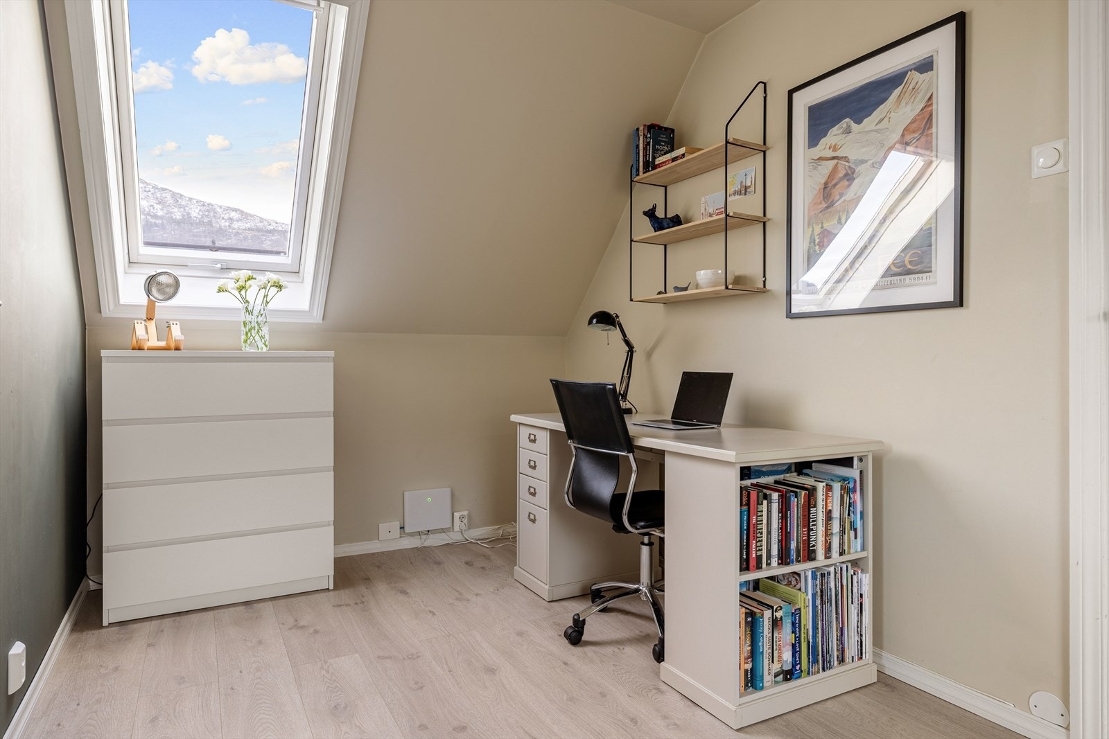 Studiekroken gir en skjermet og rolig arbeidsplass, perfekt for hjemmekontor, studier eller kreative prosjekter. En smart løsning som utnytter plassen godt og gir boligen ekstra fleksibilitet. Galleribilde