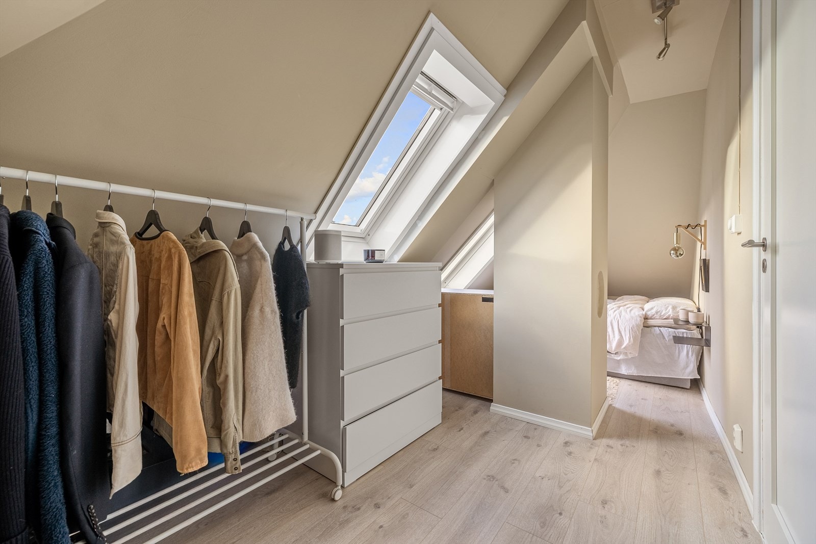 Soverommet har god plass til garderobeløsninger og oppbevaring, slik at du enkelt kan organisere klær og personlige eiendeler på en ryddig og praktisk måte. Galleribilde