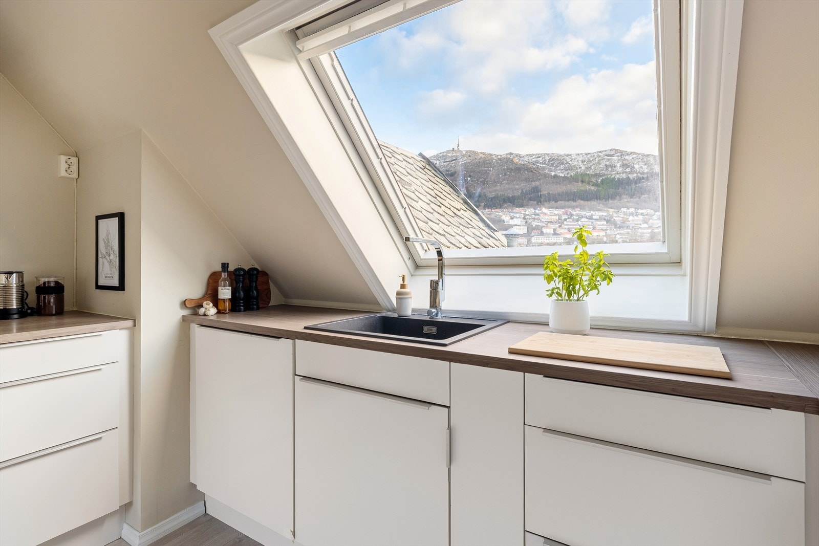 Kjøkkenet er fra kvalitetsleverandøren HTH og ble oppgradert i 2017. Her får du en praktisk og funksjonell løsning med god benkeplass og oppbevaring. Oppvaskmaskinen er nylig byttet (2026), noe som gir en fin og oppdatert detalj i hverdagen. Galleribilde