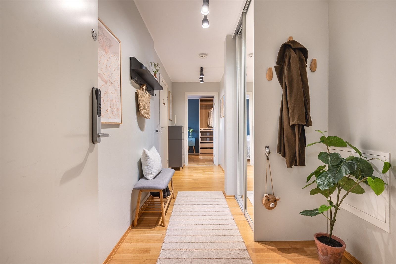 Her har du rikelig med oppbevaringsplass i praktisk speilskap. Galleribilde