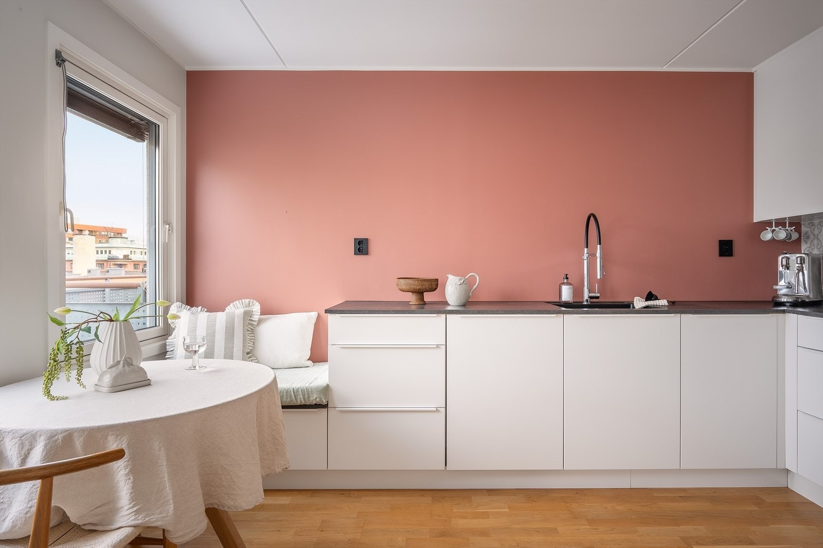 Den praktiske utformingen gir rikelig med skapplass, samtidig som du får en sittebenk med oppbevaring i hjørnet. Galleribilde