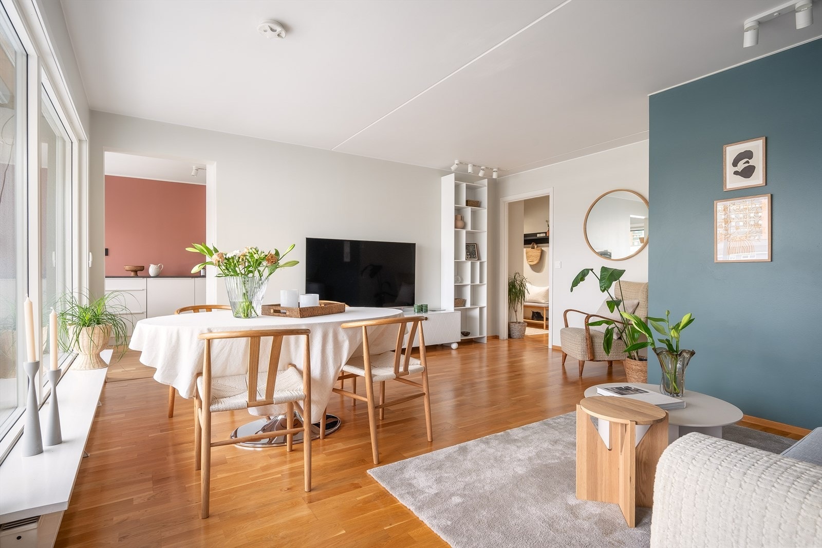 Den åpne løsninger gir et sosialt allrom. Kjøkkenet er delvis adskilt, slik at du får egne soner uten at det føles avlukket. Galleribilde