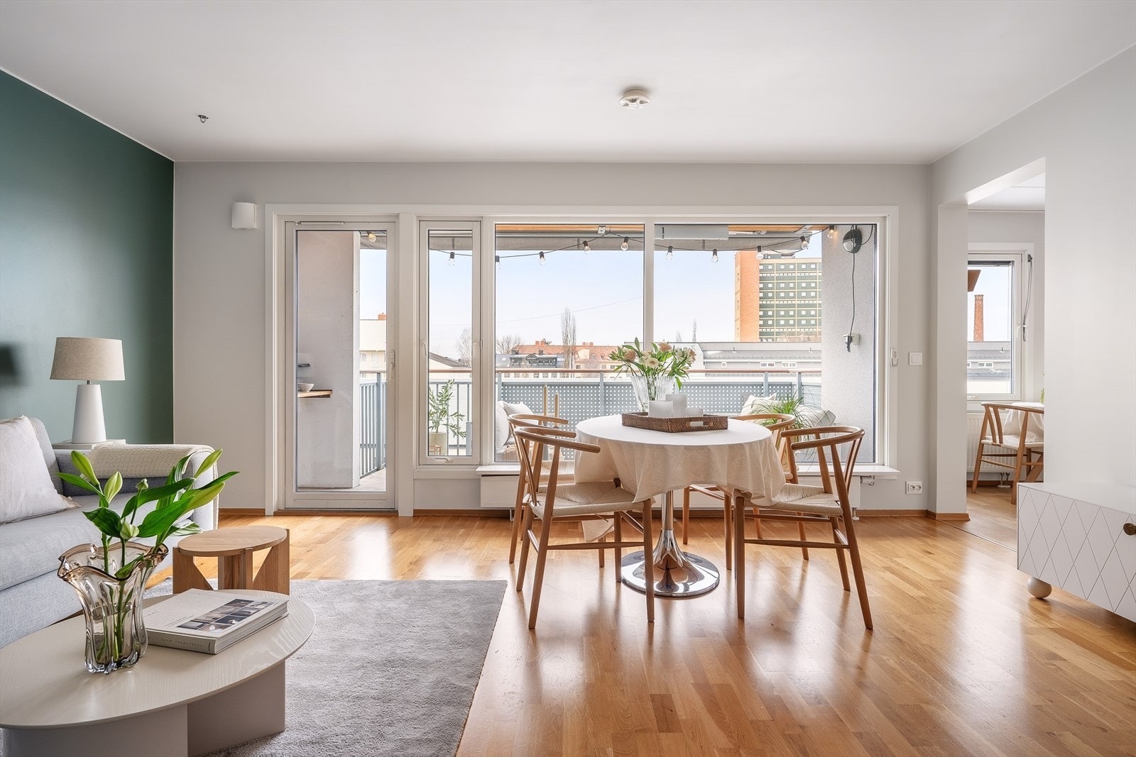 Leiligheten har store vindusflater som sørger for masse lys og en fantastisk romfølelse! Galleribilde