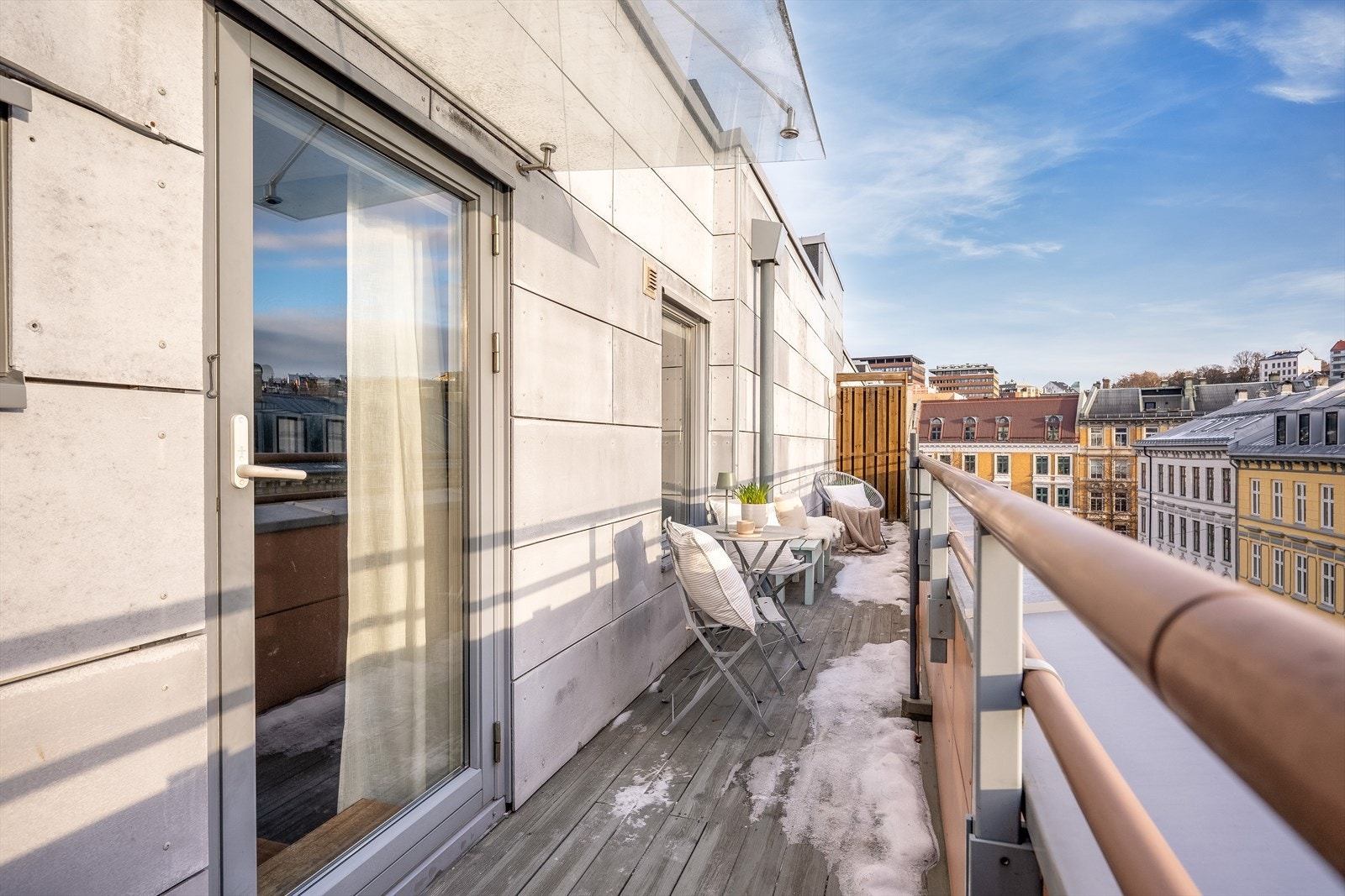 Balkongen er på ca. 14 kvm. Galleribilde
