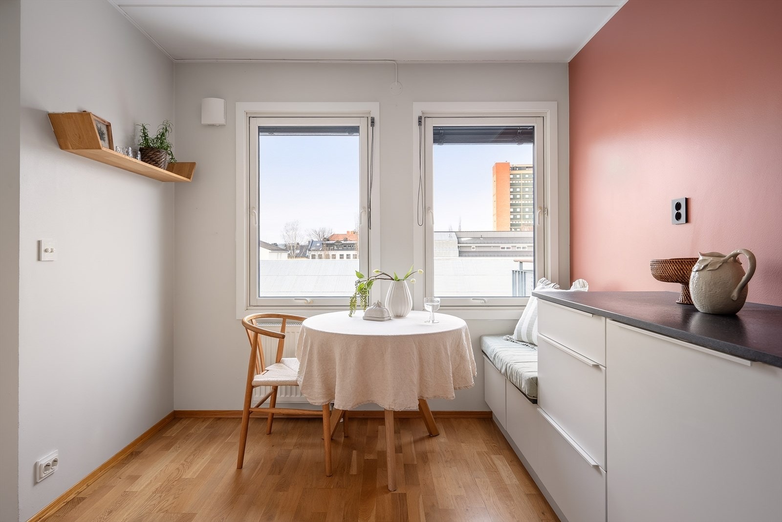 Store vindusflater gir rikelig med arbeidslys. Galleribilde