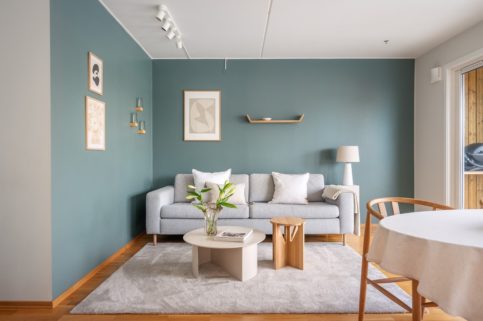 Stuen er holdt i duse, behagelige toner. På gulvet er det lagt parkett. Galleribilde