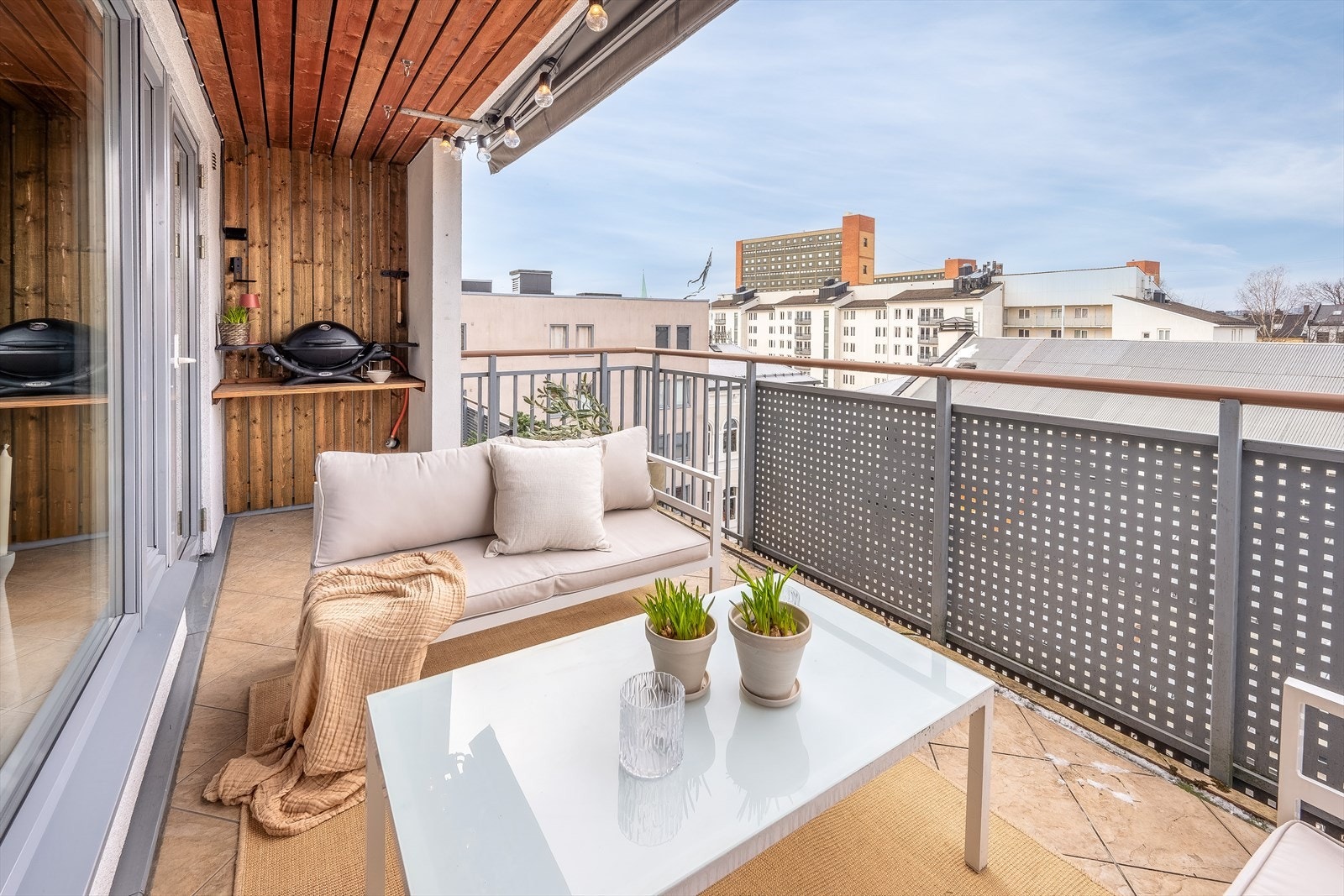 Den luftige balkongen fungerer som en forlengelse av stuen på sommerstid. Beliggenheten mot vest gir fantastiske solforhold. Her har du også en elektrisk fjernstyrt markise. Galleribilde