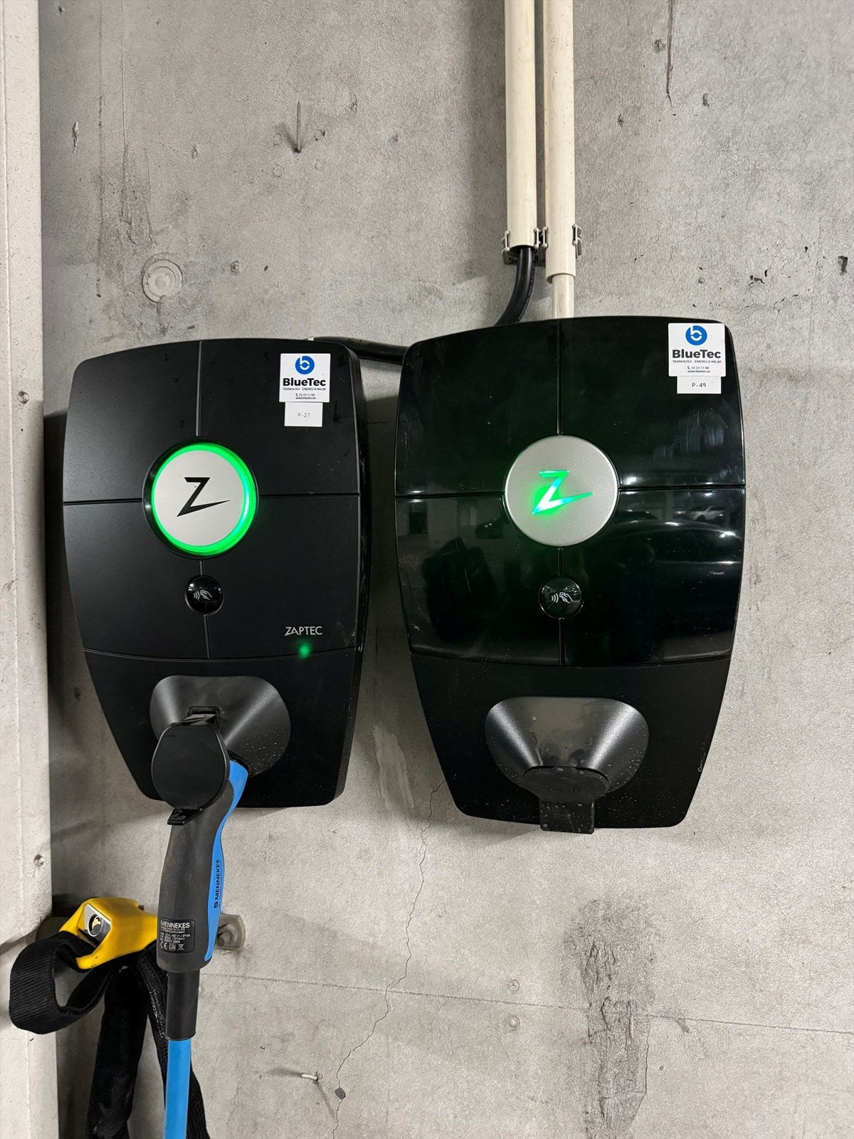 Det er parkering på reservert plass i felles garasjeanlegg med elektrisk port. Installert Zaptec pro elbillader på garasjeplass (2020). Øvrig parkering etter områdets gjeldende bestemmelser. Galleribilde