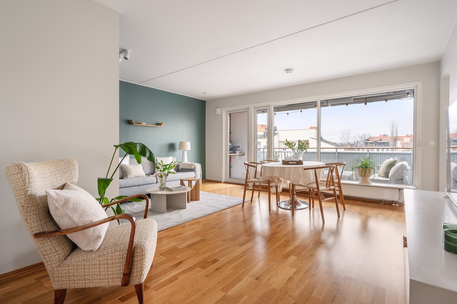 Her får du en stilfull toppleilighet i et nyere bygg med alt du trenger for en komfortabel hverdag - og litt til. Galleribilde