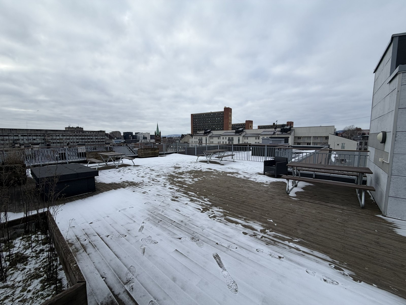 Stor felles takterrasse med utsikt over Barcode og Holmenkollen. Galleribilde