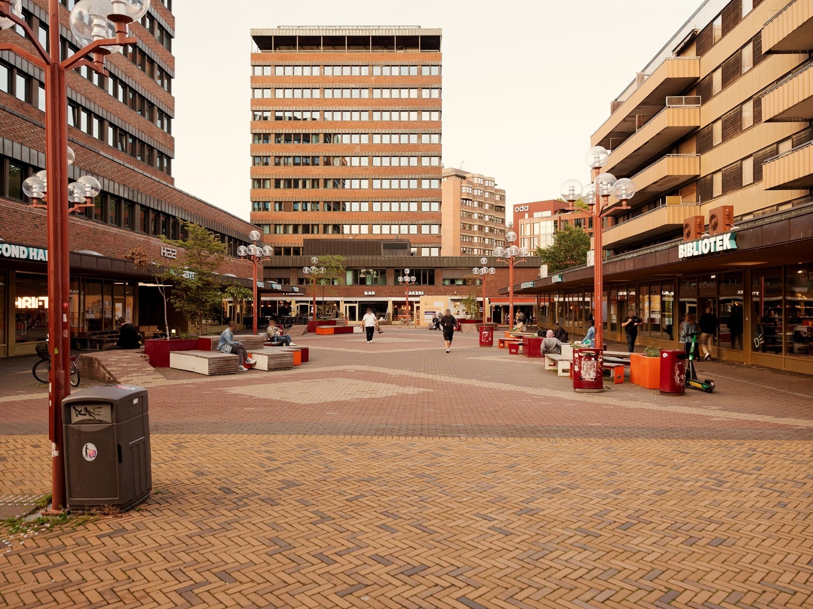 Ved Tøyen Torg finner du T-bane med alle linjer. Galleribilde