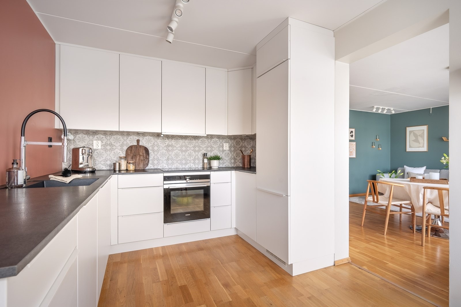 Det flotte kjøkkenet var nytt i 2017, og er innredet med slette, hvite fronter. Galleribilde